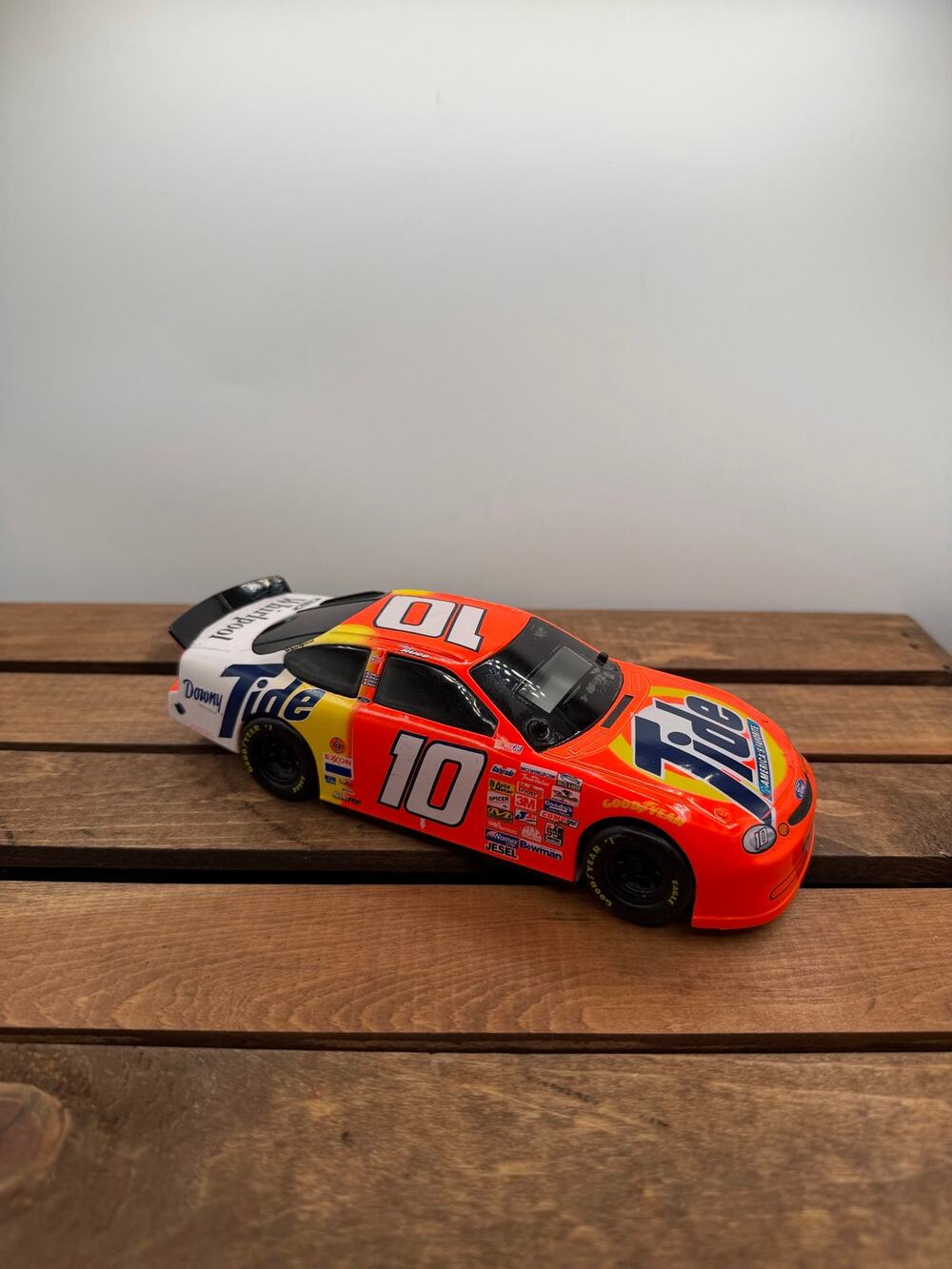 1997 Mattel Hot Wheels #10 Ricky Rudd Tide Ford Taurus - NASCAR 1/24 Diecast Car